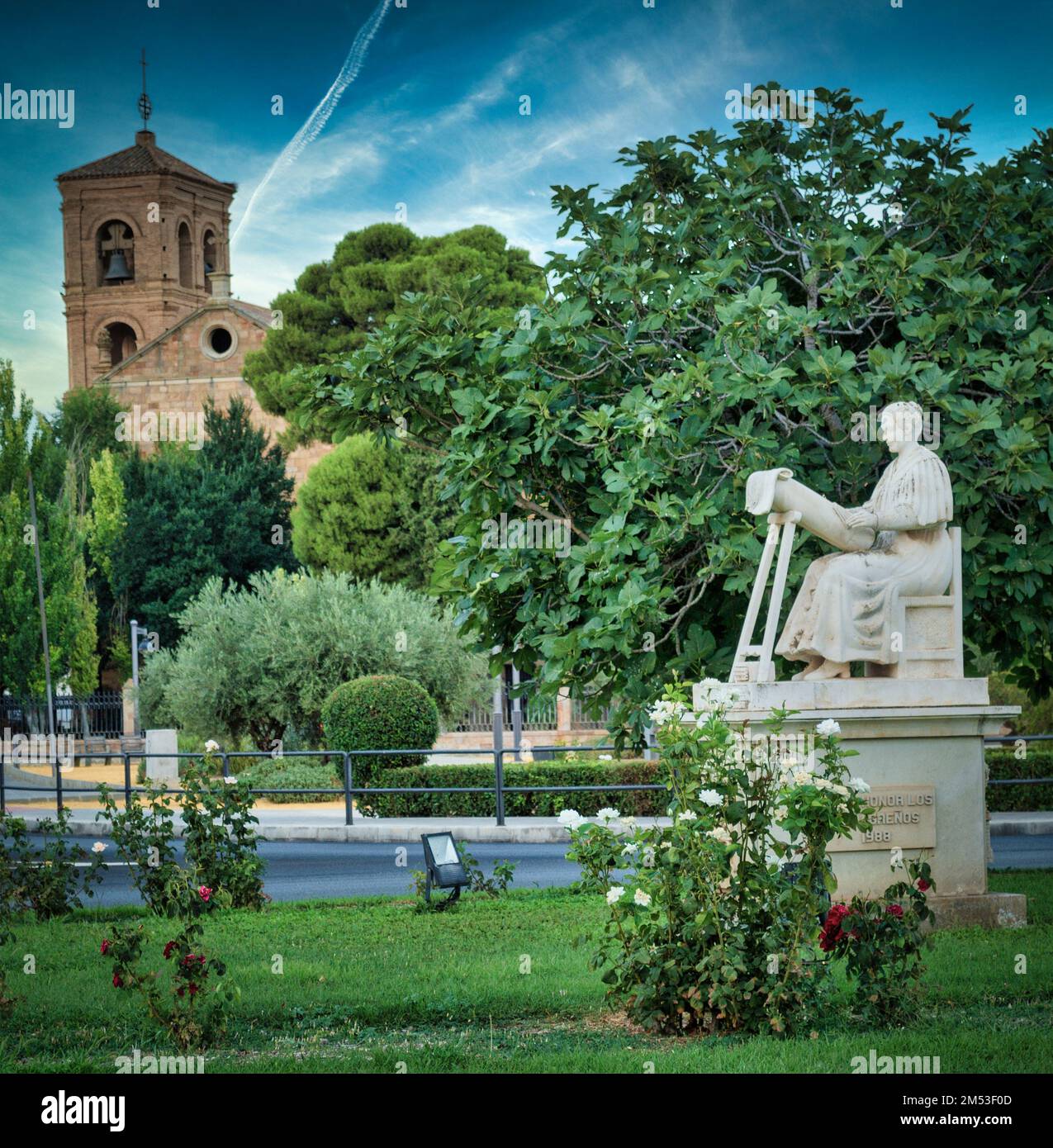 Eine vertikale Aufnahme der Skulptur La Encajera, umgeben von grüner Vegetation. Almagro, Ciudad Real, Spanien. Stockfoto
