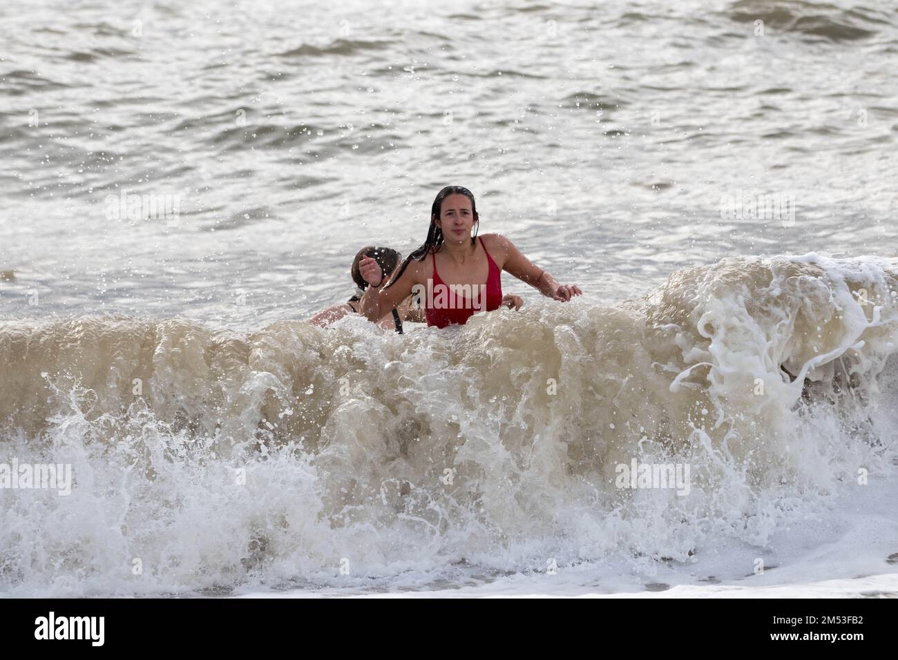 Brighton, East Sussex, Großbritannien. 25. Dezember 2022. Hunderte von Menschen kamen nach Brighton, um zu Weihnachten im Meer zu schwimmen, die Bedingungen waren rau und die Mitarbeiter des Brighton Council Seafront Teams waren am Strand. Um 11 Uhr morgens gingen etwa 100 Personen ins Meer, einige für einige Sekunden und etwa 15 Minuten. Die Veranstaltung wird nicht von einer bestimmten Gruppe organisiert, aber es gelingt immer noch, jedes Jahr Hunderte von Zuschauern und Teilnehmern einzubinden. Kredit: @Dmoonuk/Alamy Live News Stockfoto