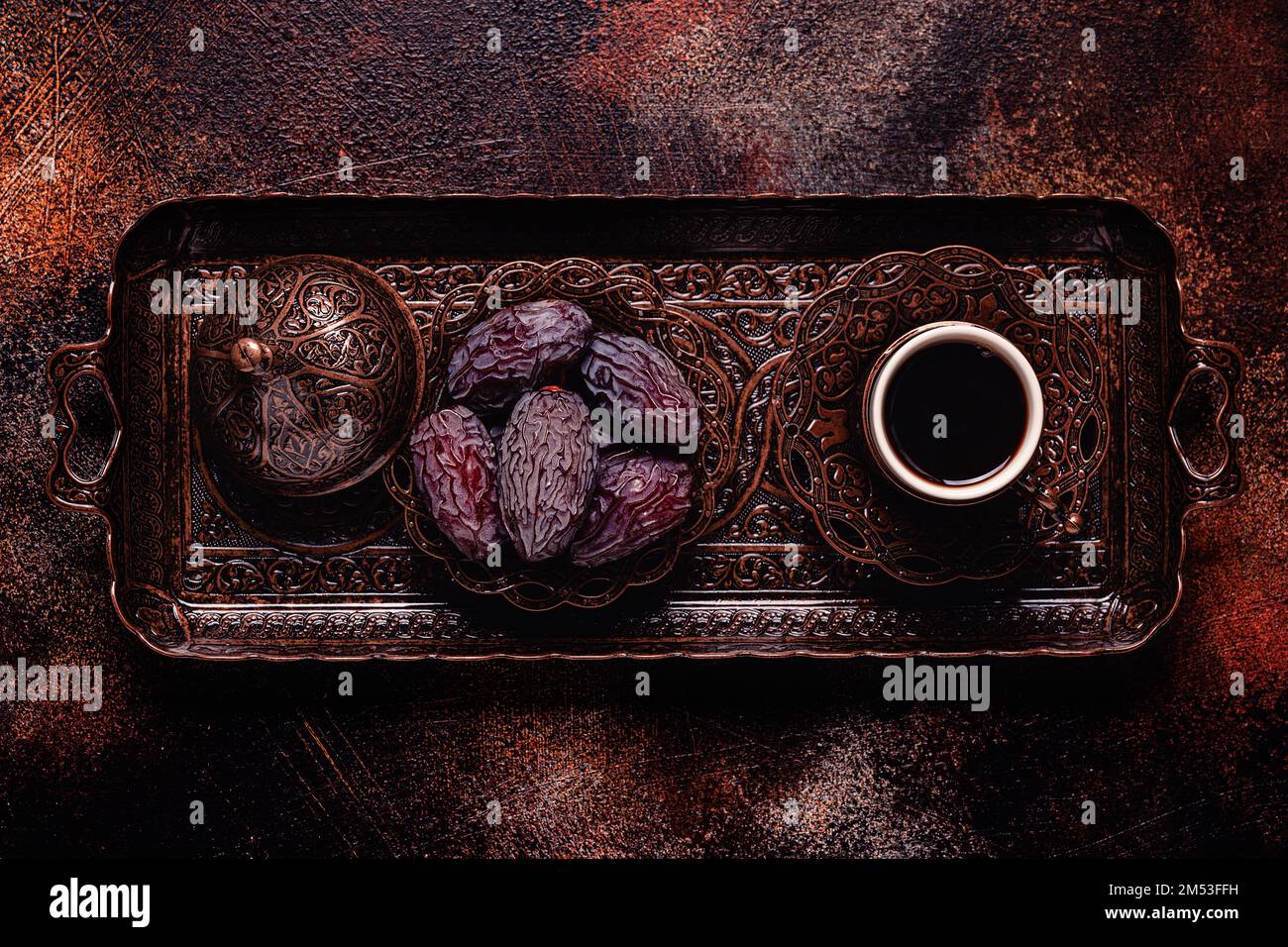 Getrocknetes Dattelfrucht mit türkischem Kaffee. Beliebte Frucht des Ramadans. Stockfoto