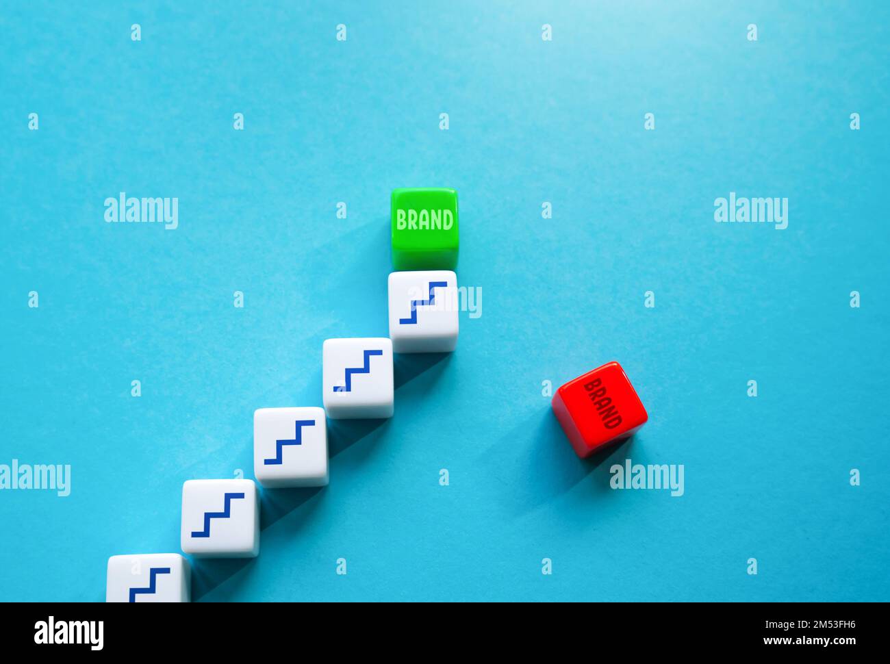 Die neue Marke ersetzt die alte. Harter Wettbewerb auf dem Markt. Marketing, Werbung. Neuer Geschäftsname. Rebranding. Steigerung des Bekanntheitsgrads für Produkte Stockfoto