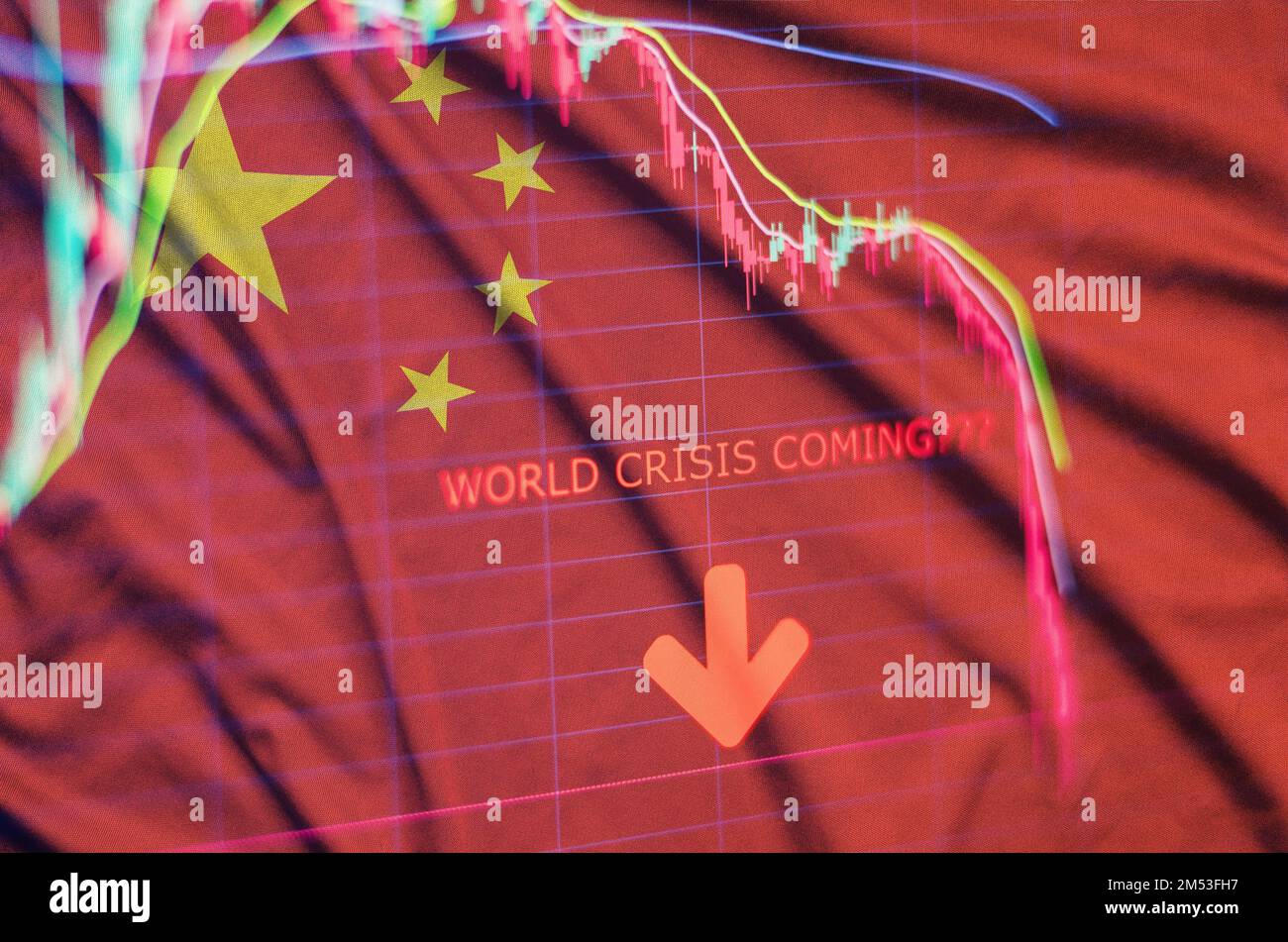 Chinesische Wirtschaftskrise Panik Börsenkrach Diagramm, chinesische Flagge und Wirtschaftskrise, Markt unten Stockfoto