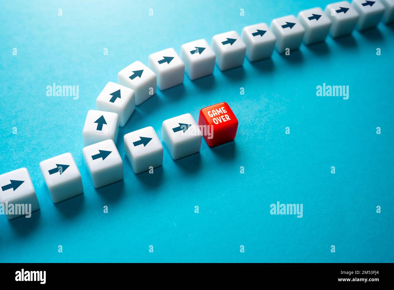 Das Spiel ist verloren, wenn du nicht in die andere Richtung gehst. Verlieren Sie nicht. Nutzen Sie eine zweite Chance. Pfad wechseln. Untätigkeit führt zum Ende Flexibilität und gute Auflösung Stockfoto