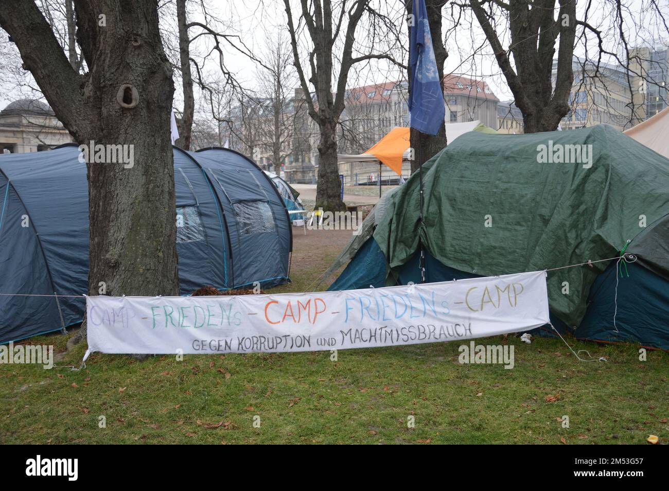 Berlin, Deutschland - 17. Dezember 2022 - "Friedenslager" einer Querdenker-Gruppe im Lustgarten auf der Museumsinsel in der Nähe des Berliner Katheters. (Foto: Markku Rainer Peltonen) Stockfoto