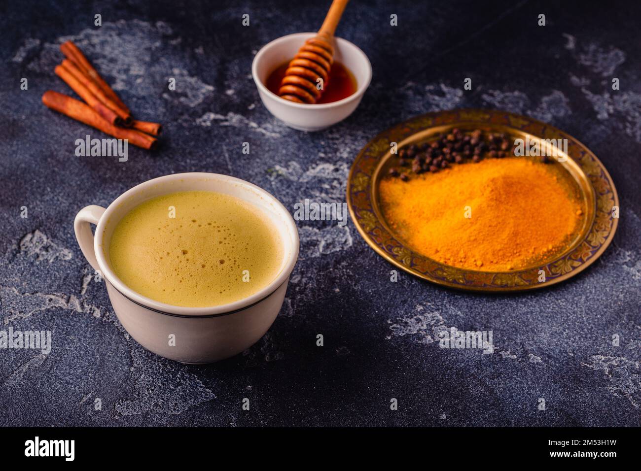 Kaffee mit Kurkuma, Honig und Zimt. Gesundes Getränk. Stockfoto
