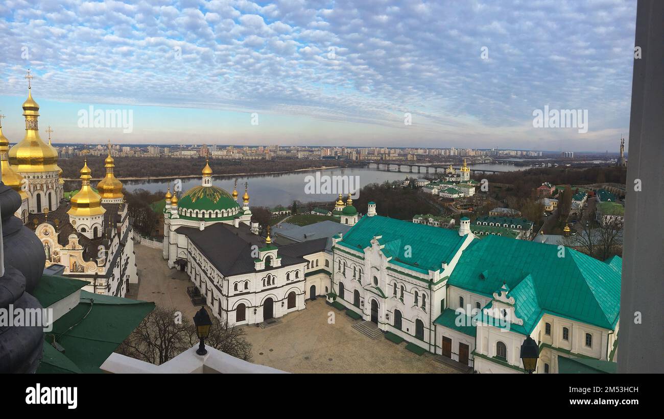 Ein Luftblick auf die Kiew Pechersk Lavra unter dem bewölkten Himmel Stockfoto
