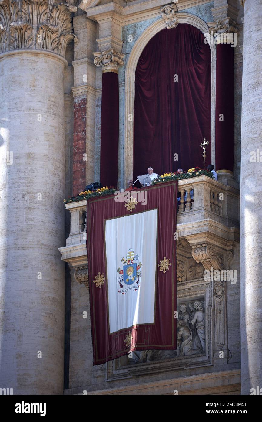 Vatikanstadt, Vatikanstadt. 25. Dezember 2022. Papst Franziskus liefert seine Urbi et Orbi am 25. Dezember 2022 an Weihnachten, Sonntag, in St. Petersdom im Vatikan. Der Papst forderte in seiner Botschaft an die Stadt und die Welt ein Ende des Krieges in der Ukraine und anderer Konflikte. Foto: Stefano Spaziani/UPI Credit: UPI/Alamy Live News Stockfoto