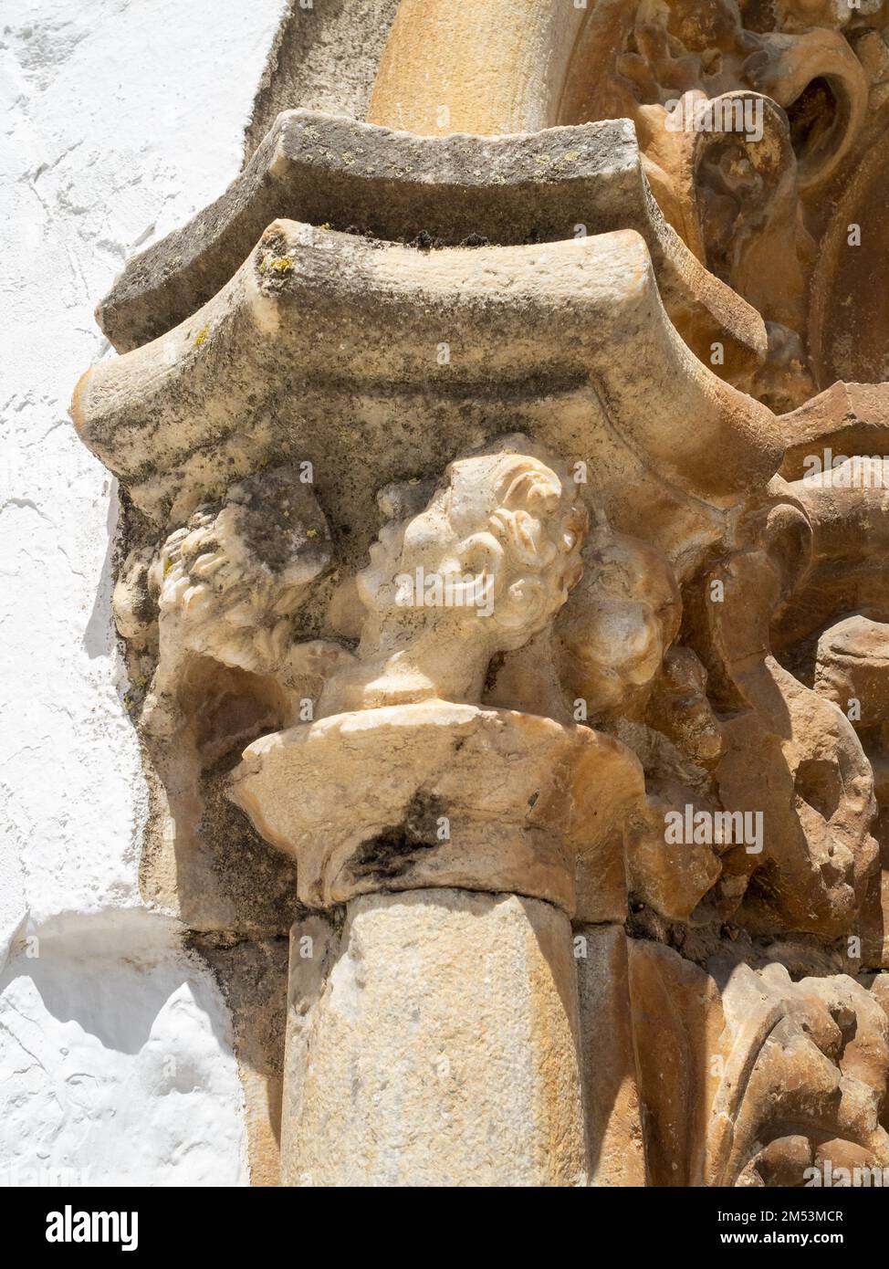 Schnitzereien am Seiteneingang der Kirche Santa Maria Madalena, Olivenza Stockfoto