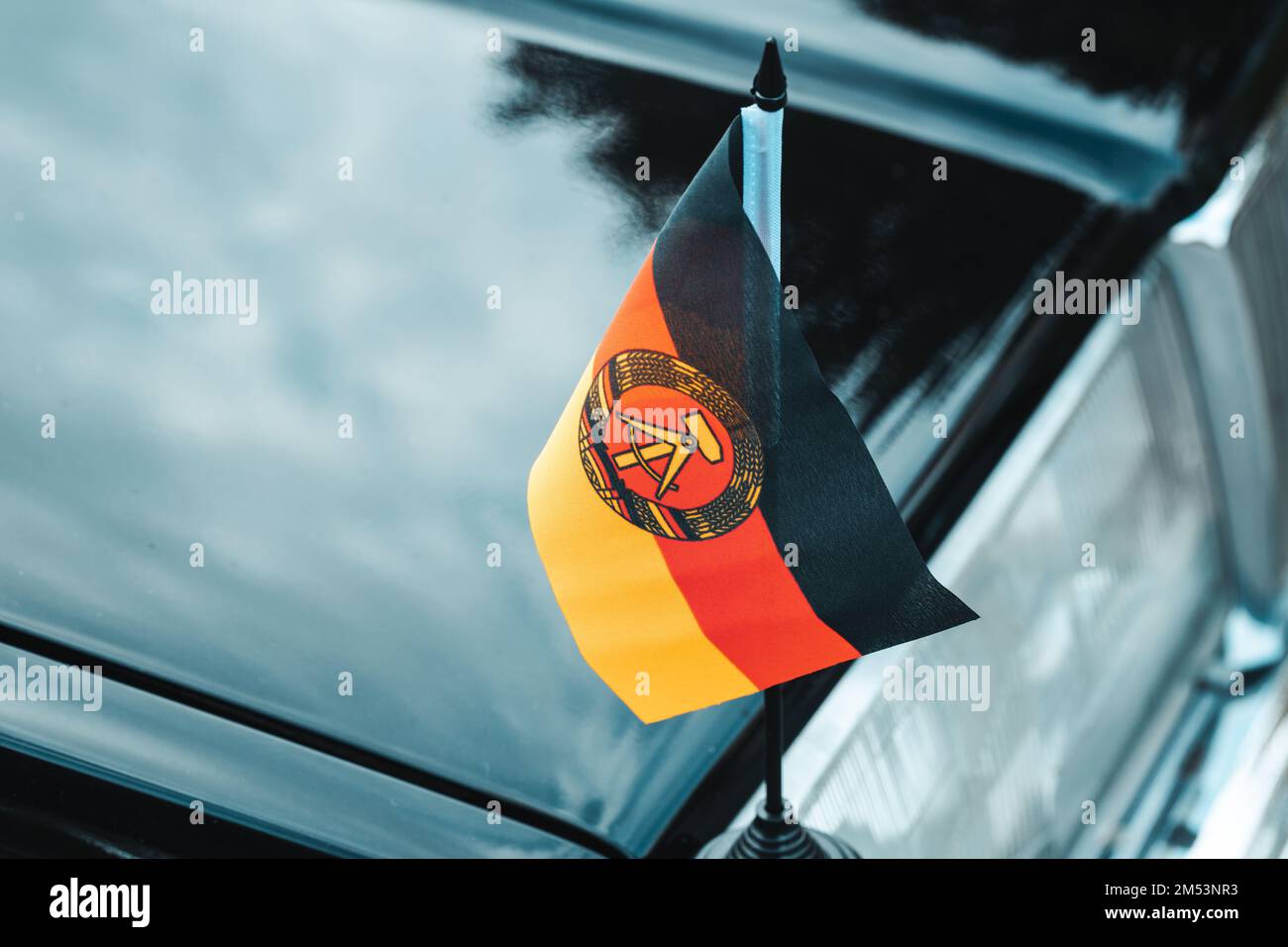 Ehemalige DDR-Flagge, demokratische republik deutschland, schwarzes Auto, kommunistische Symbole, ehemaliger Ostblock Stockfoto