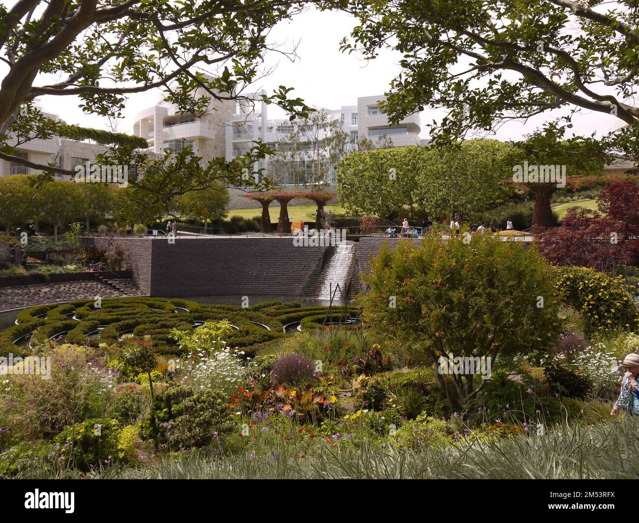 Getty Center eingerahmt von Bäumen im Central Garden, Mai 2015 Stockfoto Getty Center eingerahmt von Bäumen im Central Garden, Mai 2015 Stockfoto
