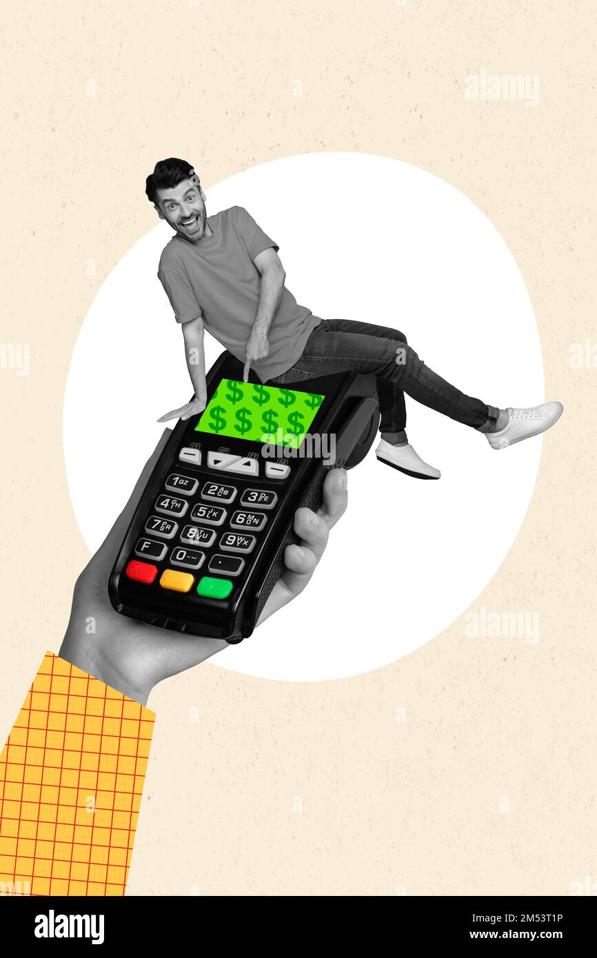 Collagenfoto eines jungen, lustigen Kunden, der am geldautomaten sitzt nfc Retail emoney digitale drahtlose Zahlung isoliert auf weißem Hintergrund Stockfoto