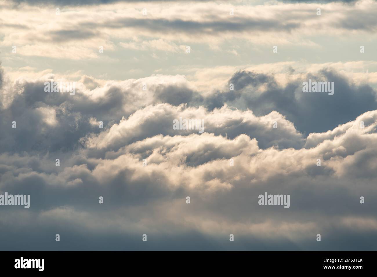 Wolken am frühen Morgen Stockfoto