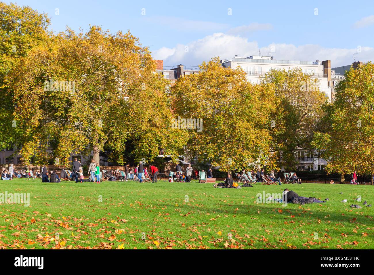 London, Großbritannien - 29. Oktober 2017: Normale Menschen ruhen sich an einem sonnigen Tag im St. James Park aus Stockfoto