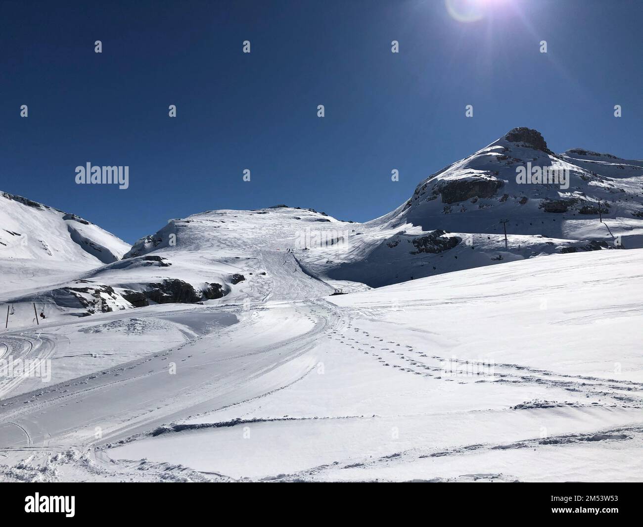 An einem sonnigen Tag liegt eine schneebedeckte Piste im Skigebiet Flaine in den nördlichen französischen Alpen Stockfoto