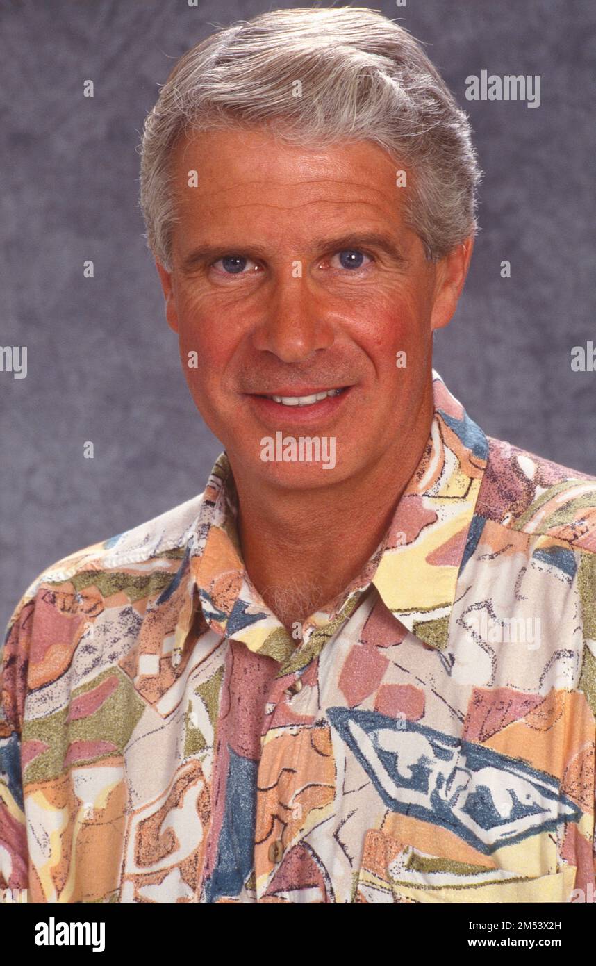 Nahaufnahme eines älteren Mannes im Blütenhemd Stockfoto