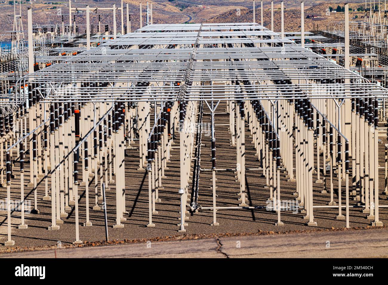 Stromübertragungsfeld; Staudamm Grand Coulee; größter Stromerzeuger in den USA; Columbia River; Washington; USA Stockfoto