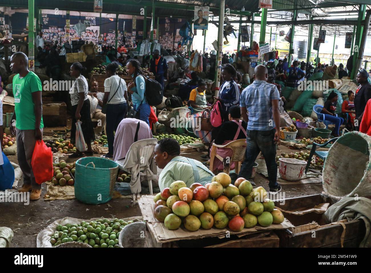 Nakuru, Kenia. 24. Dezember 2022. An Heiligabend kaufen die Leute frisches Obst und Gemüse auf einem Großmarkt in Nakuru. Trotz eines leichten Rückgangs der Inflationsrate im November bei 9,5% im Vergleich zu 9,6% im Vormonat sind die Lebensmittelkosten nach wie vor hoch. Da die neue Regierung nun fest an der Macht ist, sind die meisten Kenianer zuversichtlich, dass sich die harten wirtschaftlichen Bedingungen lockern werden. (Foto: James Wakibia/SOPA Images/Sipa USA) Guthaben: SIPA USA/Alamy Live News Stockfoto