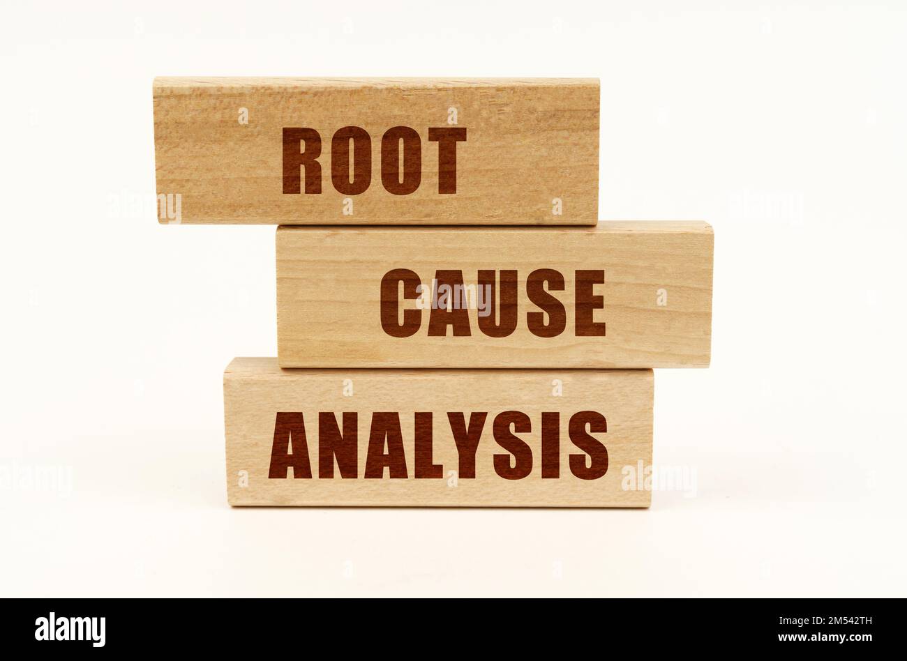 Geschäftskonzept. Auf einer weißen Oberfläche befinden sich Holzblöcke mit der Aufschrift „Ursachenanalyse“ Stockfoto
