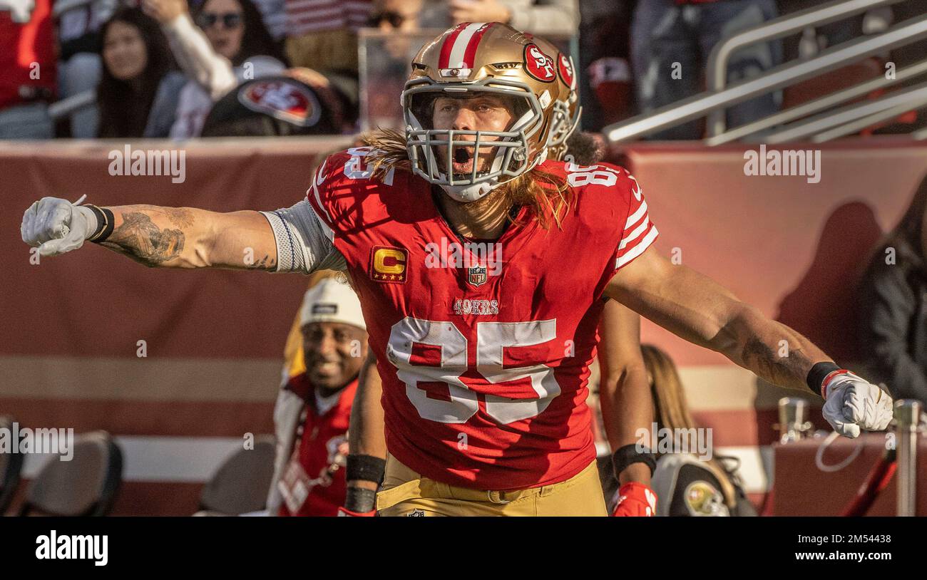 Santa Clara, Kalifornien, USA. 24. Dezember 2022. San Francisco 49ers Tight End George Kittle (85) feiert den Touchdown-Pass am Samstag, den 24. Dezember 2022, im Levis Stadium in Santa Clara, Kalifornien. Die 49ers besiegten die Commanders 37-20. (Kreditbild: © Al Golub/ZUMA Press Wire) Stockfoto