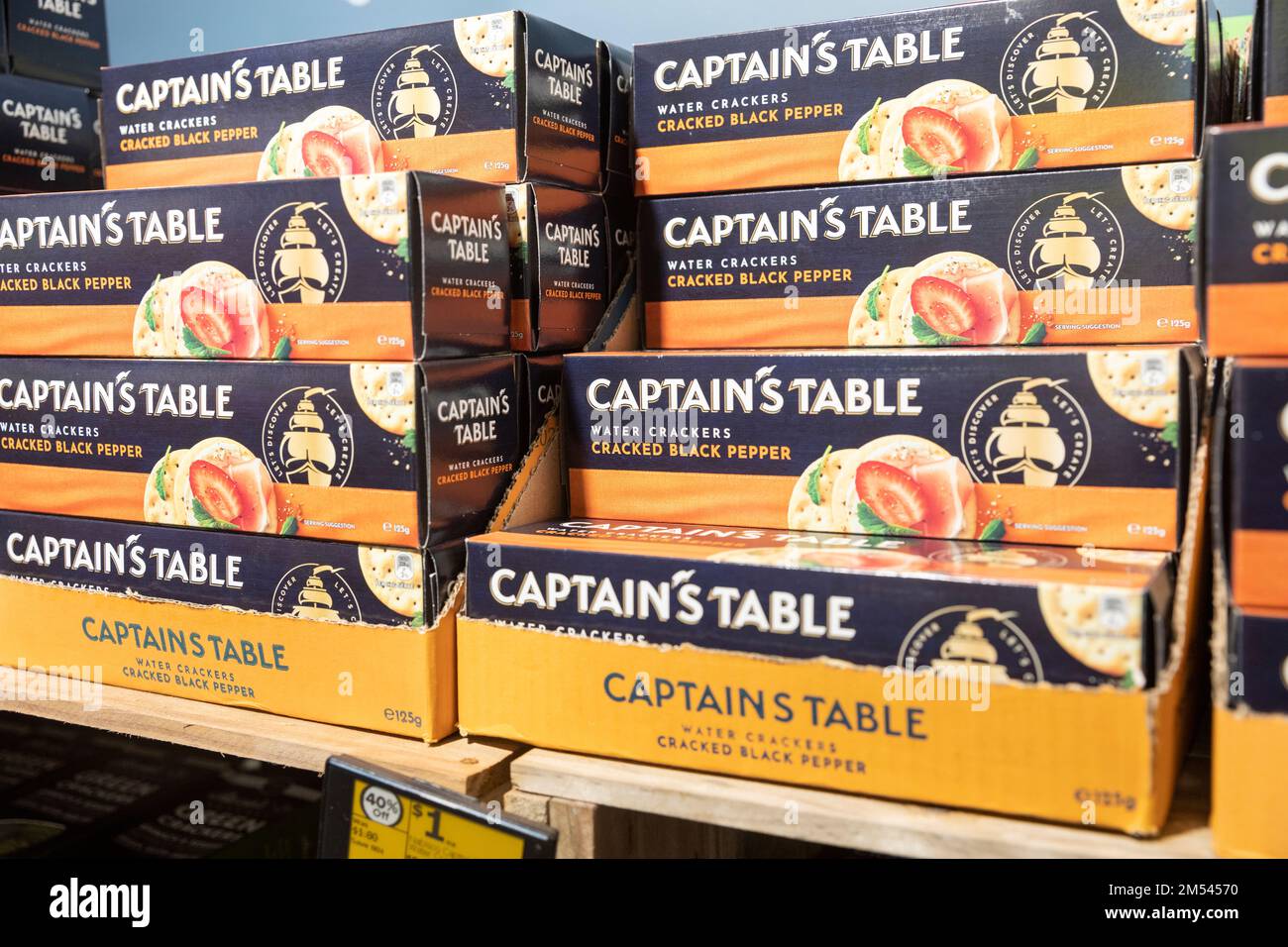 Captains Tafelwasser-Cracker für Käse in schwarzem Pfeffer-Aroma, Sydney Supermarkt, NSW, Australien Stockfoto