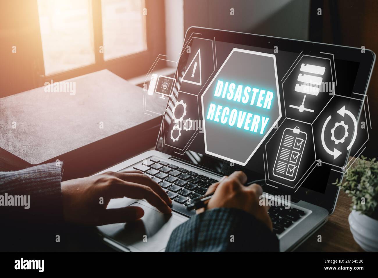 Disaster Recovery-Konzept, Person, die einen Laptop mit dem Disaster Recovery-Symbol auf dem virtuellen Bildschirm verwendet. Stockfoto