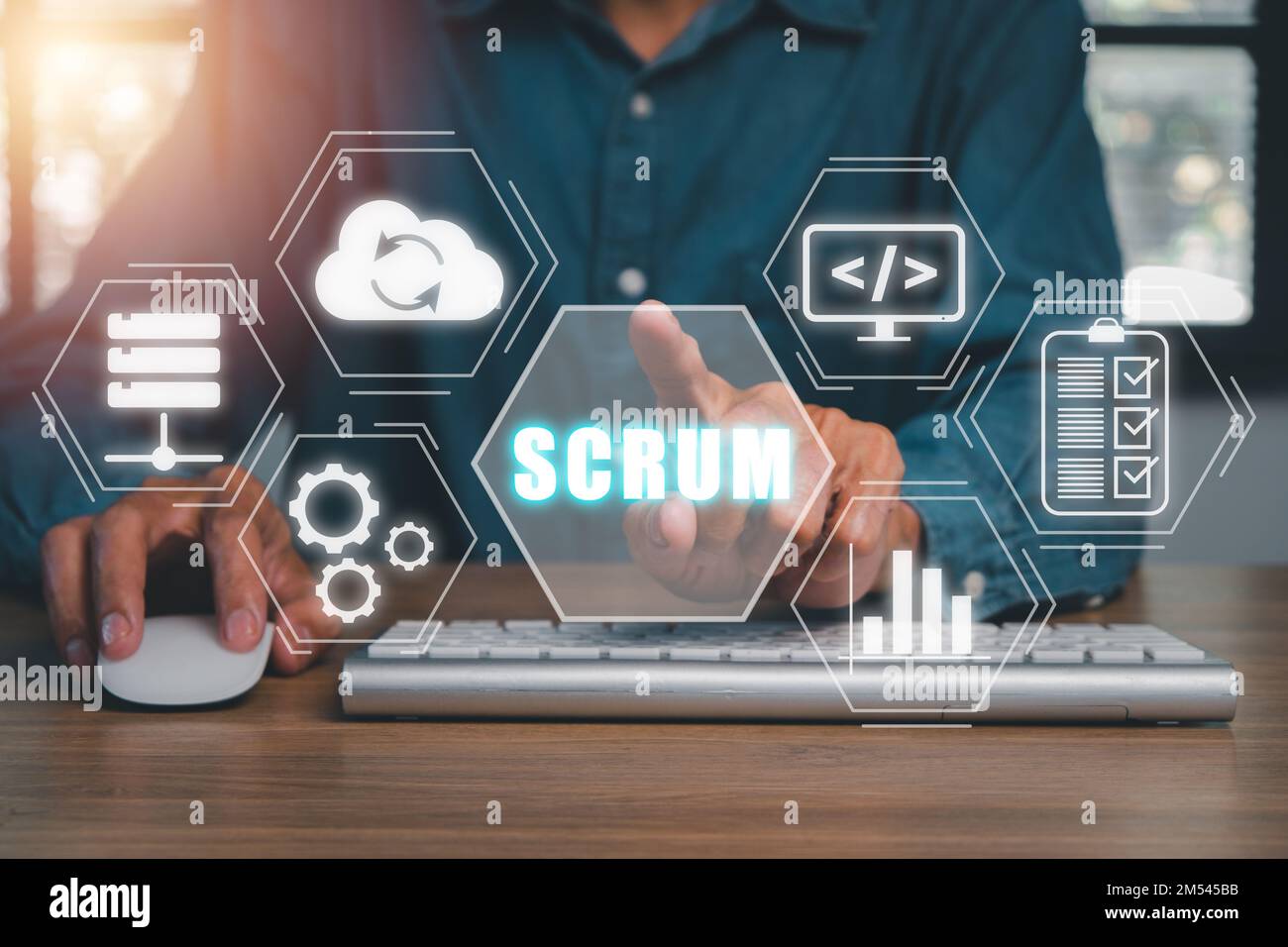 SCRUM, man Hand mit Laptop-Computer und SCRUM-Symbol auf VR-Bildschirm, agile Entwicklungsmethodik. Stockfoto