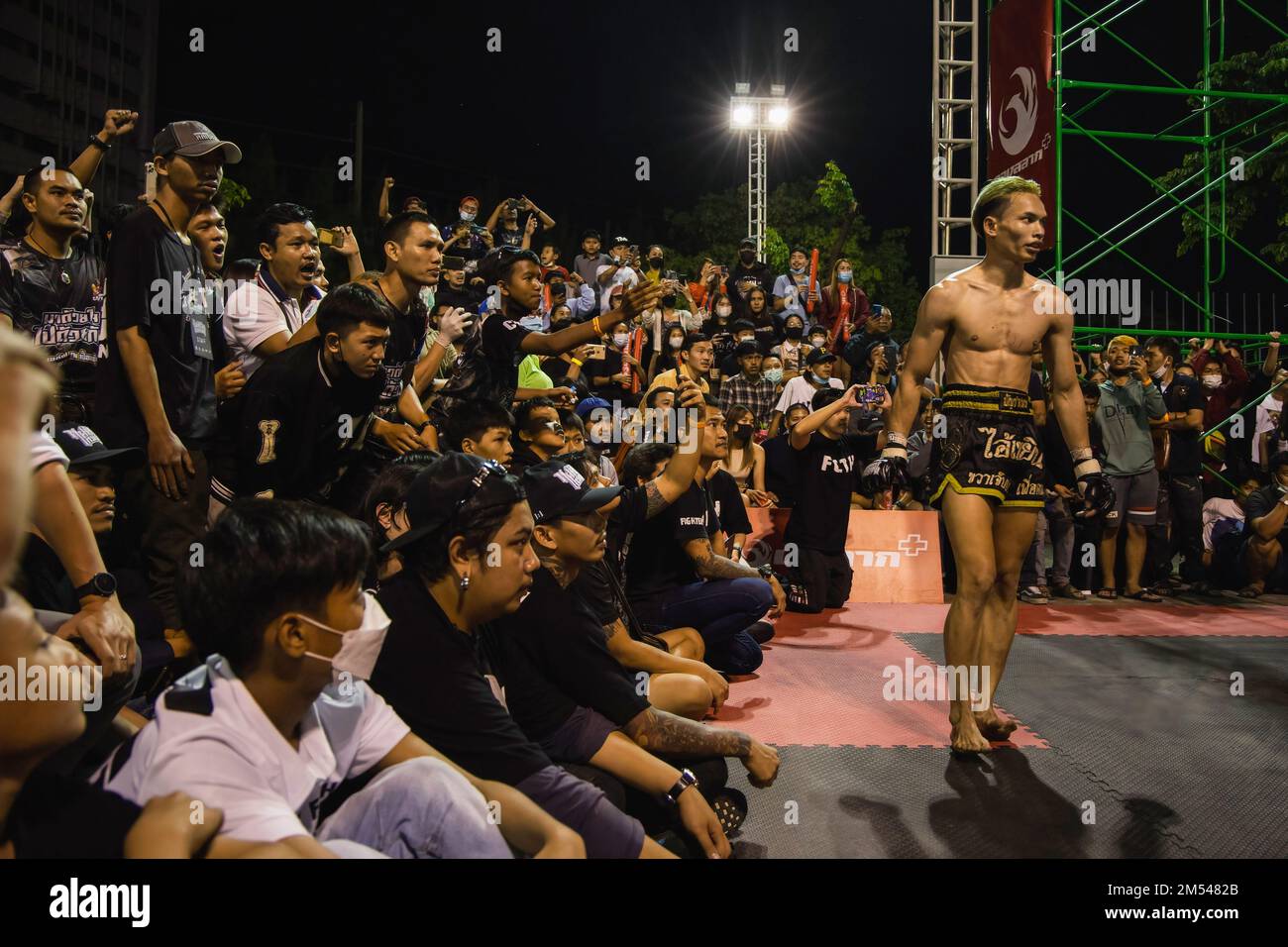 Yern Joker, der berühmte Kämpfer des Fight Club Thailand, sah während des Kampfes im Bangmot Sport Training Center vor dem Publikum spazieren. Aufgrund der Popularität des Fight Club Films im Jahr 1999 begann Fight Club Thailand im Jahr 2016 und machte die Gemeinschaft der Kampfsportenthusiasten über die Facebook-Gruppe, versammelte dann Menschen und hielt den unterirdischen Kampfring. Die Regeln dieses unterirdischen Kampfrings basieren einfach darauf, dass man keine Feinde findet, um Freunde zu finden. Die subtilen Details umfassen: Fordere den Kampf nicht außerhalb des Fight Clubs heraus, Stelle keine Übereinstimmung selbst her, mach dich nicht zum Feind, wenn du willst Stockfoto