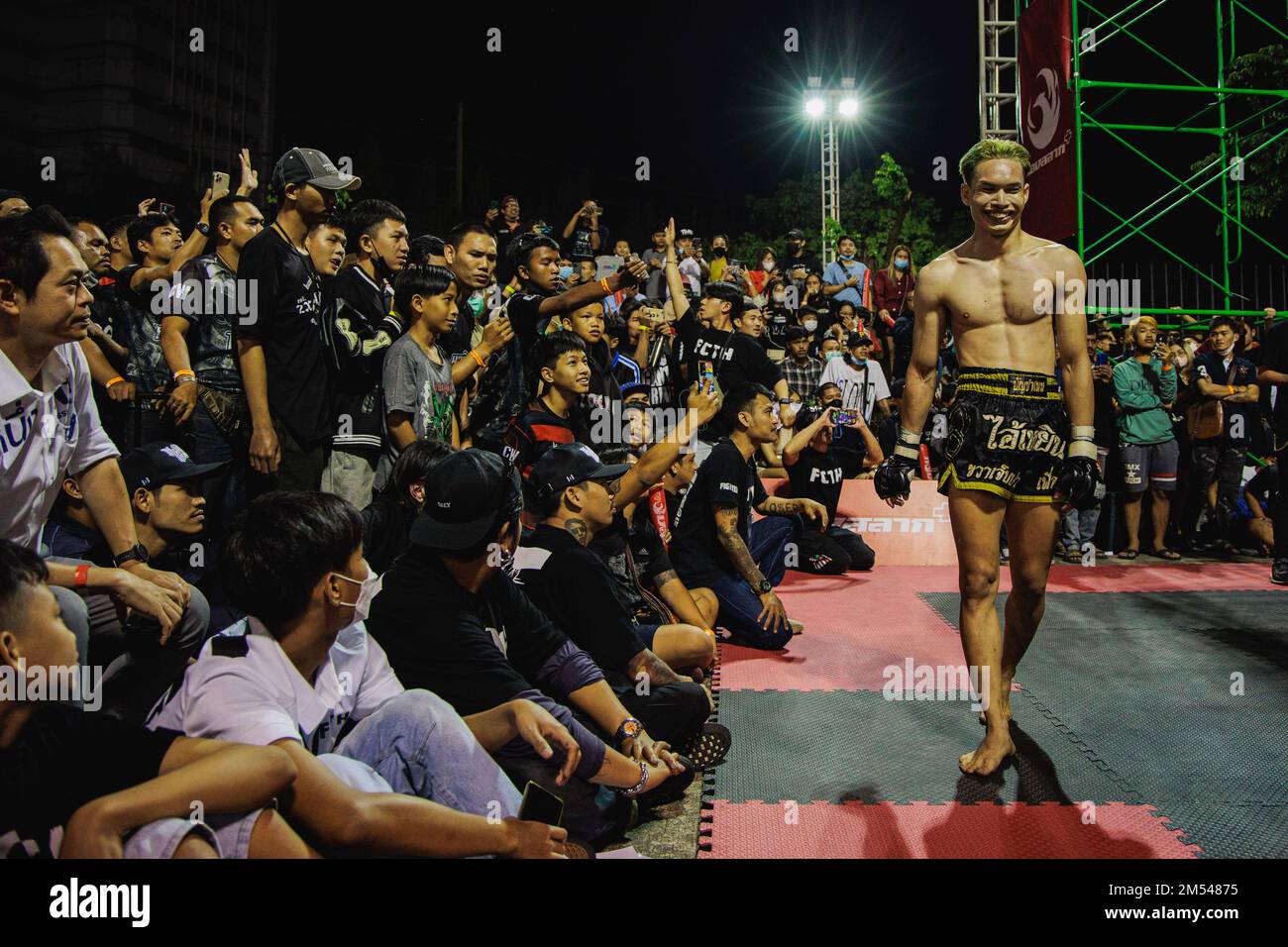 Yern Joker, der berühmte Kämpfer des Fight Club Thailand, sah während des Kampfes im Bangmot Sport Training Center vor dem Publikum spazieren. Aufgrund der Popularität des Fight Club Films im Jahr 1999 begann Fight Club Thailand im Jahr 2016 und machte die Gemeinschaft der Kampfsportenthusiasten über die Facebook-Gruppe, versammelte dann Menschen und hielt den unterirdischen Kampfring. Die Regeln dieses unterirdischen Kampfrings basieren einfach darauf, dass man keine Feinde findet, um Freunde zu finden. Die subtilen Details umfassen: Fordere den Kampf nicht außerhalb des Fight Clubs heraus, Stelle keine Übereinstimmung selbst her, mach dich nicht zum Feind, wenn du willst Stockfoto