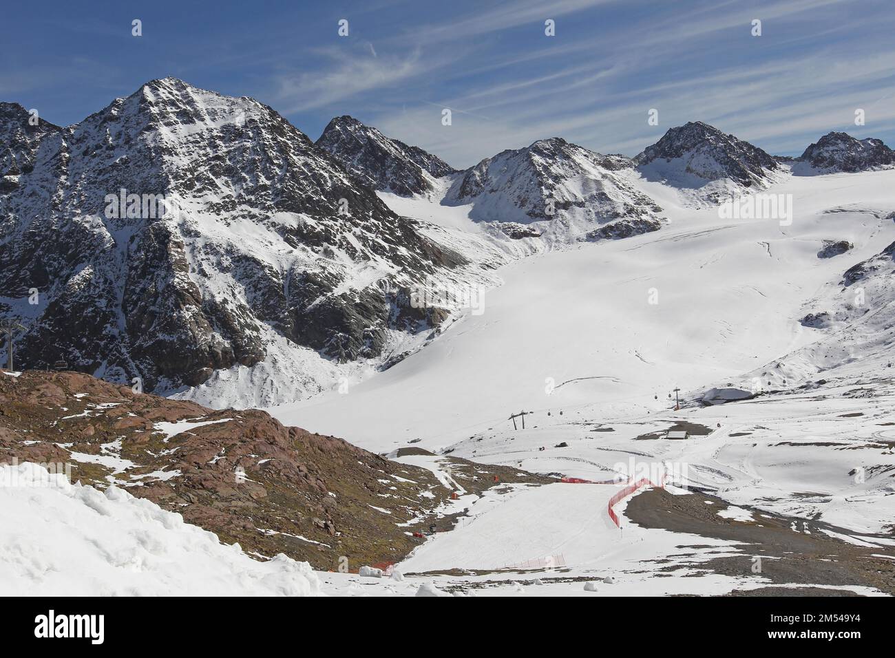 Skigebiet Pitztal-Gletscher, Blick vom Gletscherrestaurant auf den Gletscher und die umliegenden Berge, die Oetztal-Alpen, Tirol, Österreich Stockfoto