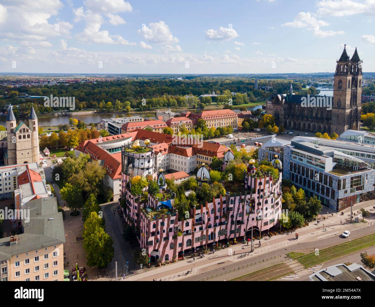 Drohnenschuss, Grüne Zitadelle, Hundertwasser-Haus, Architekt Friedensreich Hundertwasser, Rechte Kathedrale, Linkes Kloster unserer Lieben Frau, Magdeburg Stockfoto