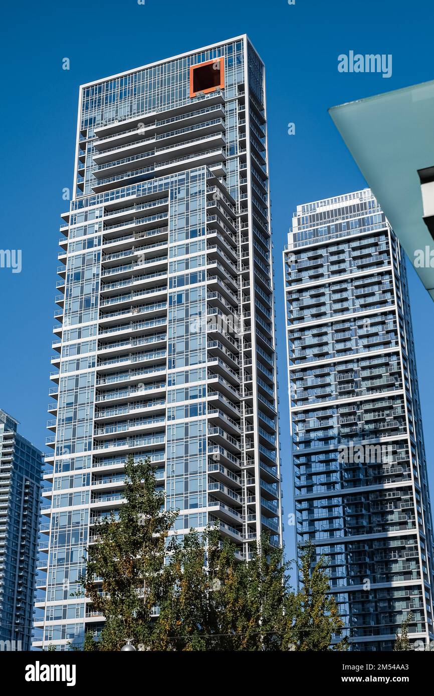 Neuer Block moderner Apartments mit Balkonen und blauem Himmel im Hintergrund. Moderne urbane Architektur. Neues Gebäude Eigentumswohnung in Burnaby BC Kanada Stockfoto
