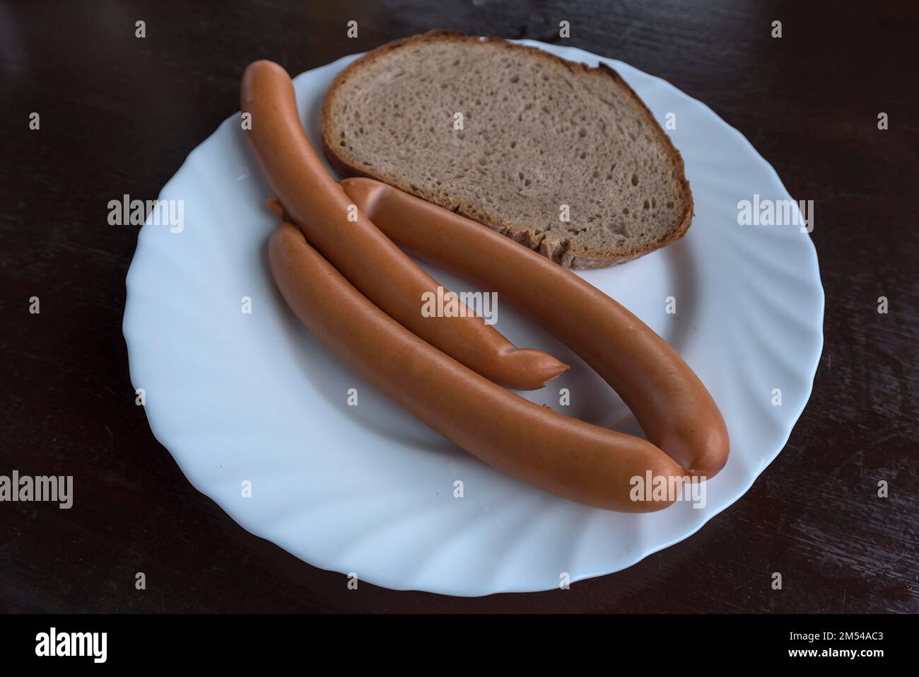 Wiener Würstchen mit Brot in einem Gartenrestaurant in Bayern Stockfoto