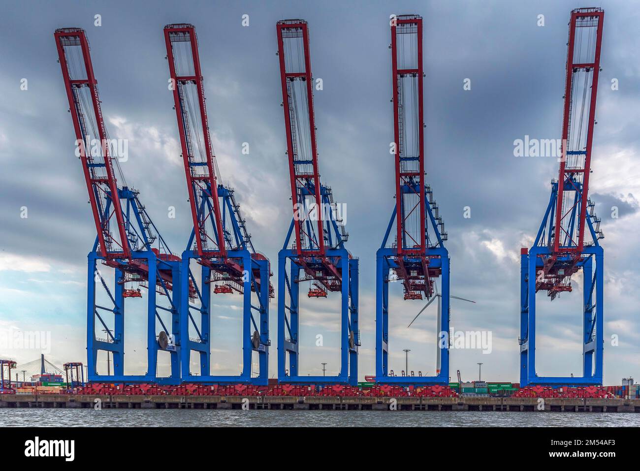 Kräne im Hamburger Hafen entladen Stockfoto