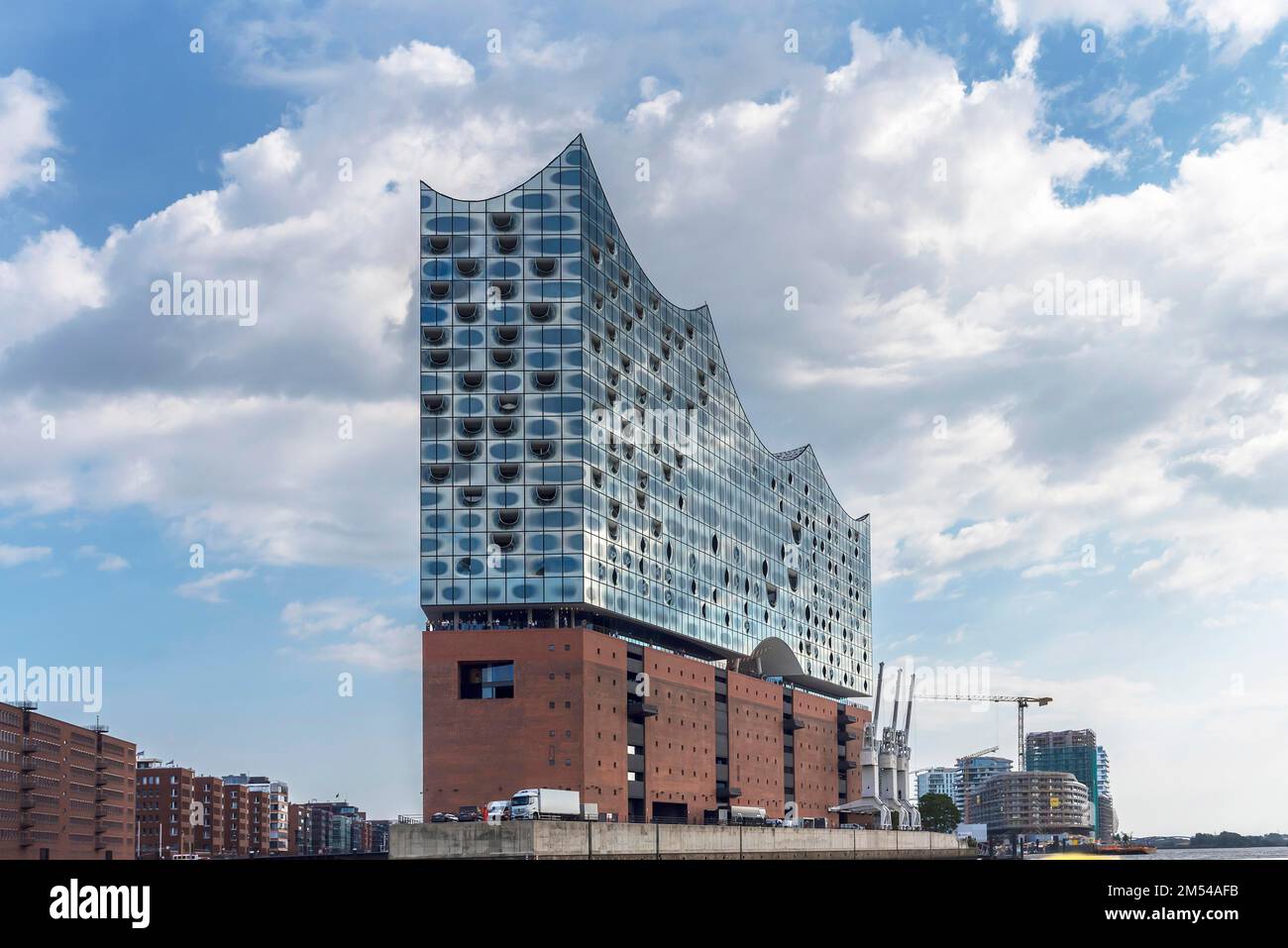 Elbphilharmonie bei einer Hafenrundfahrt in Hamburg gesehen Stockfoto