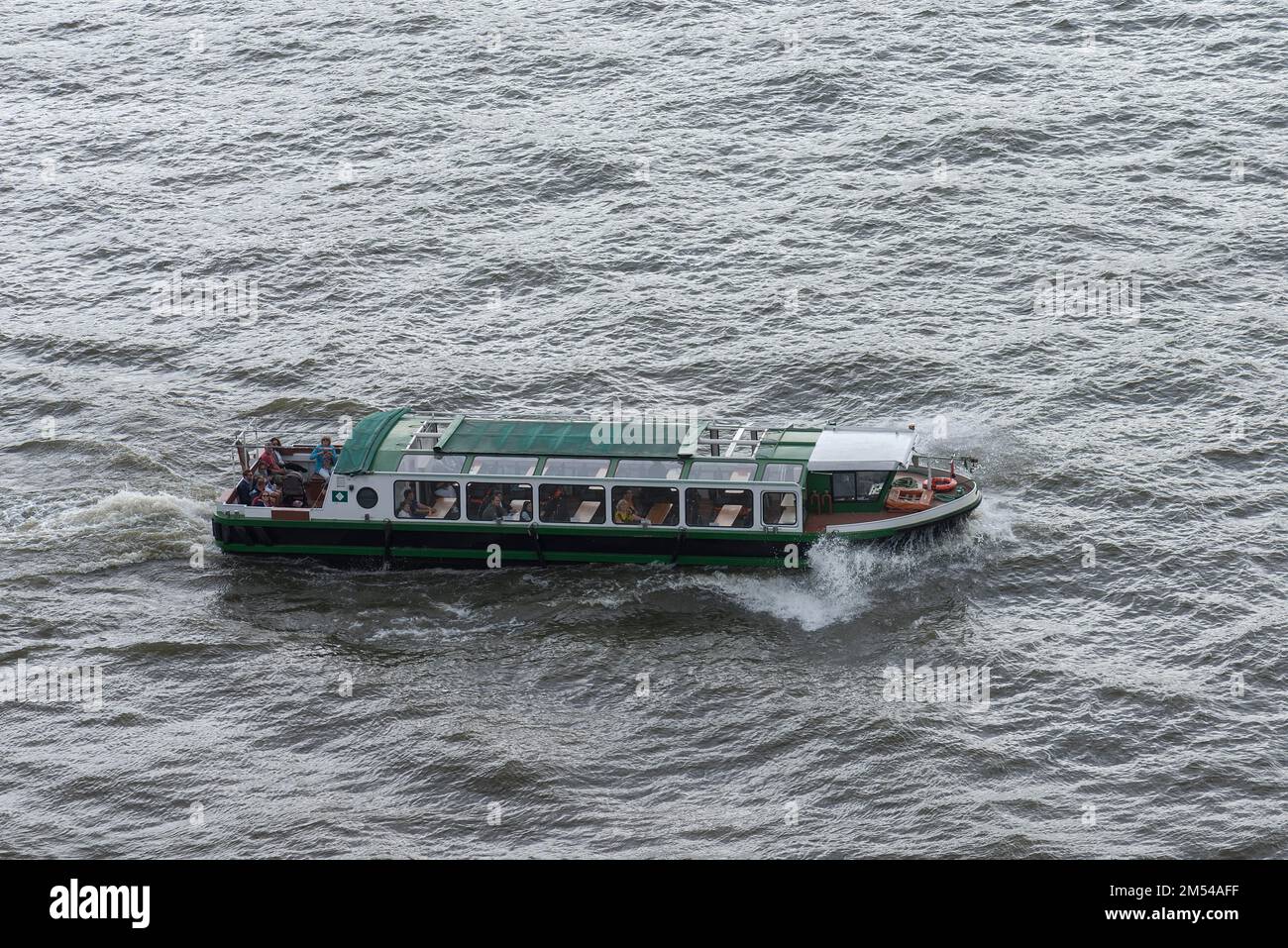 Starten Sie eine Hafenrundfahrt im Hamburger Hafen Stockfoto