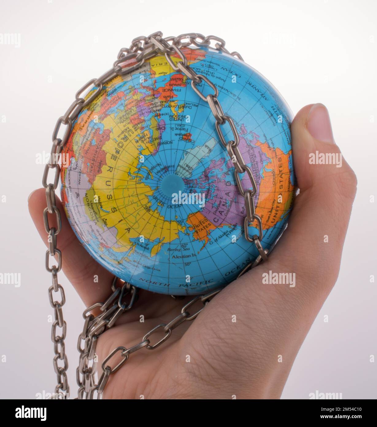 Globus in Kette auf einem weißen Hintergrund Stockfoto