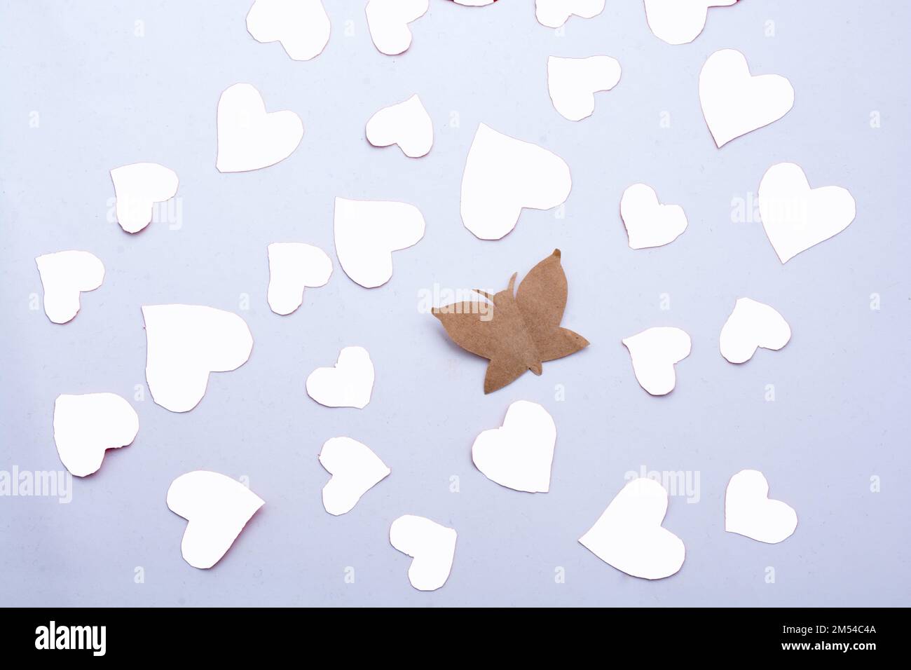 Papier Schmetterling und Papier Herzen in roter Farbe Stockfoto