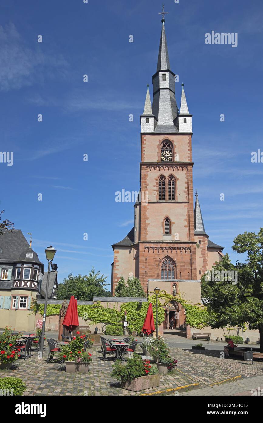 Gotische St. Valentinus und Dionysius Kirche mit Marktplatz, Kiedrich, Rheingau, Taunus, Hessen, Deutschland Stockfoto