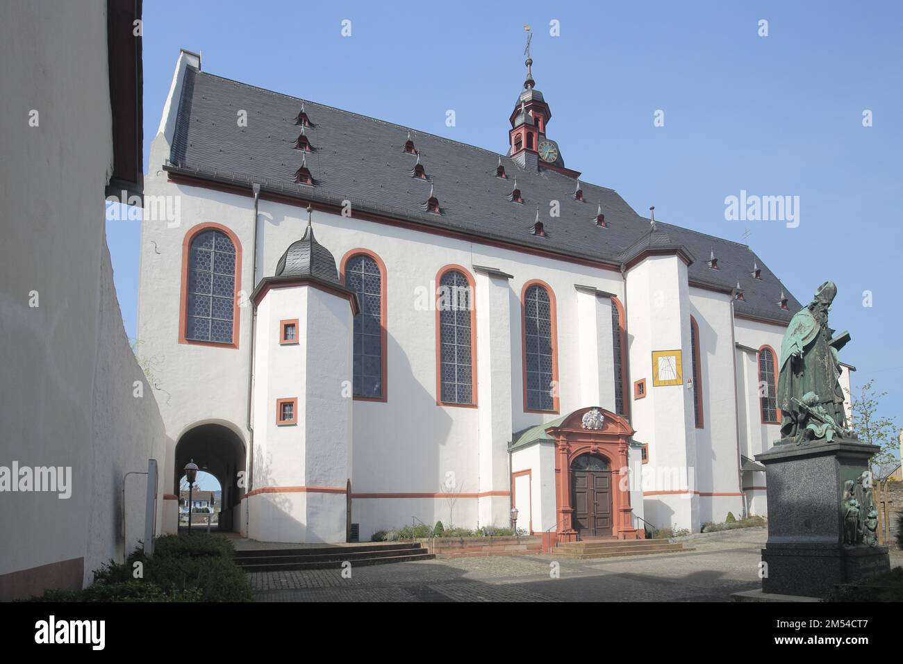 St. Walburga-Kirche und Denkmal für den Theologen Rabanus, Rhabanus Maurus 780-856, Winkel, Oestrich-Winkel, Rheingau, Taunus, Hessen, Deutschland Stockfoto