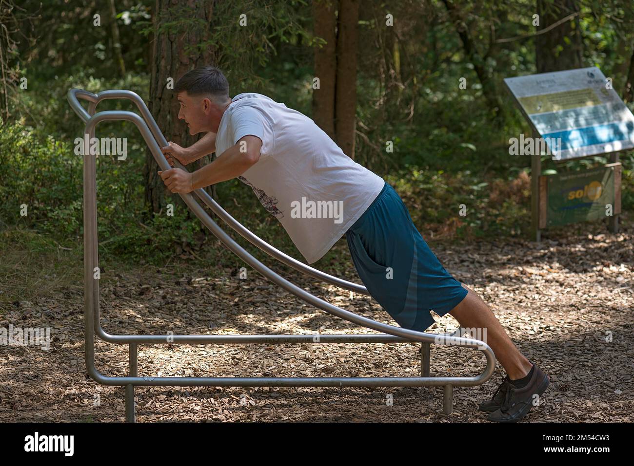 Junger Mann auf einem Fitness-Kurs, Bayerm Deutschland Stockfoto