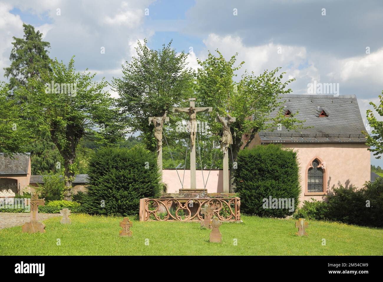 Kreuzigung-Gruppe am St. Kirche Valentinus und Dionysius, Kiedrich, Rheingau, Taunus, Hessen, Deutschland Stockfoto