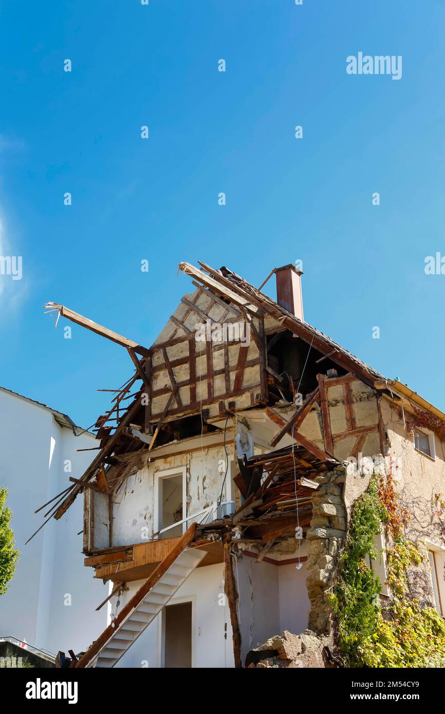 Abrisshaus, Abrissarbeiten, beschädigtes Einfamilienhaus, heruntergekommenes Wohnhaus, Holzbalken, Schornstein, Halbholz, Treppe Stockfoto