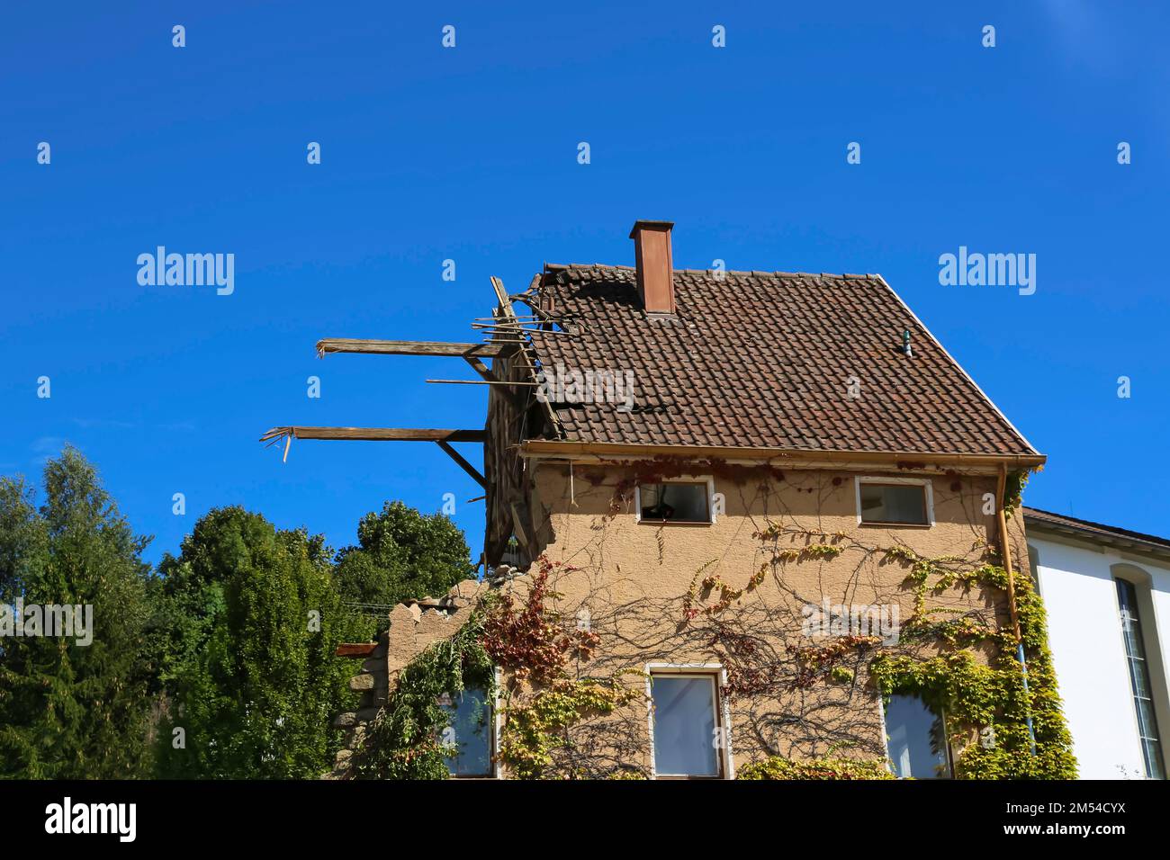 Abrisshaus, Abrissarbeiten, beschädigtes Einfamilienhaus, heruntergekommenes Wohnhaus, Holzbalken, Schornstein, Dach, Krauchenwies Stockfoto