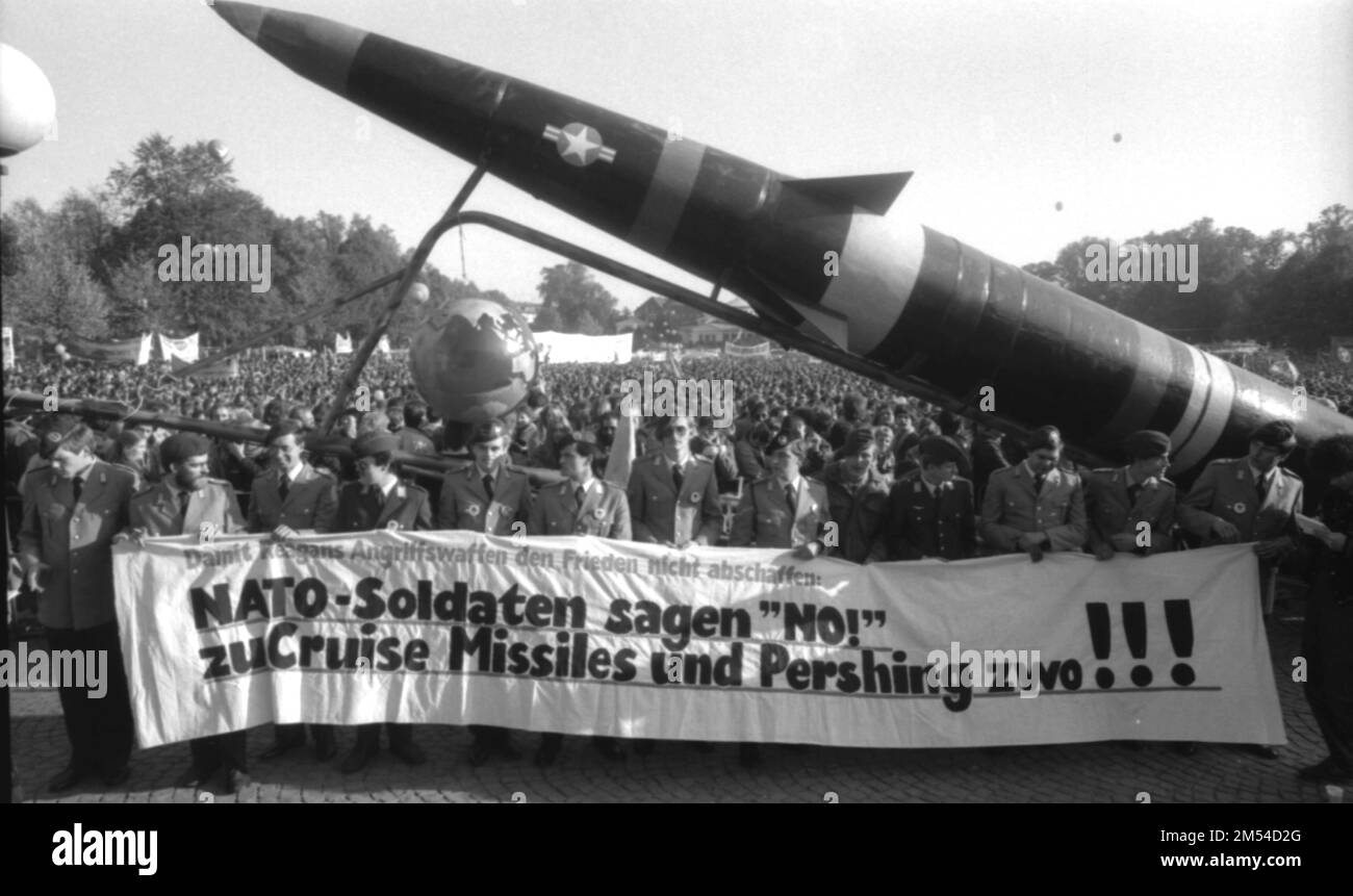 Bonn: Das Jahr 1983 war geprägt von der Angst vor einem Atomkrieg, der durch die Aufrüstung verursacht wurde, und von der Angst vor sozialem Niedergang, der durch den Verlust eines Arbeitsplatzes verursacht wurde Stockfoto