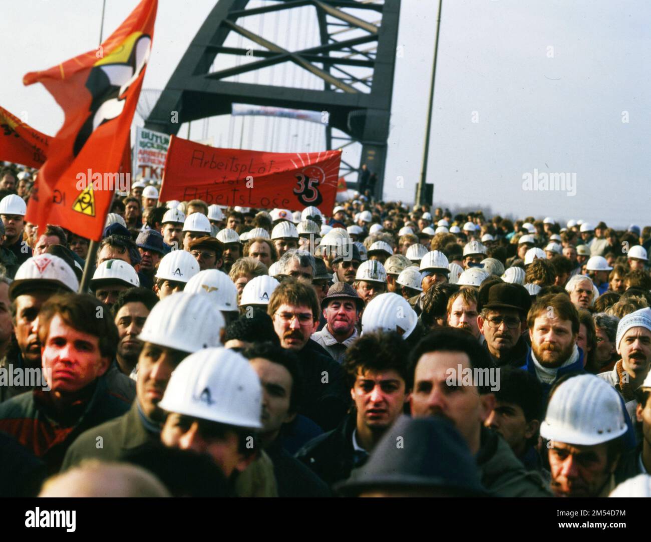 Du-Rheinhausen. Die Stahlarbeiter des Stahlwerks Krupp kämpfen 1987 um ihre Arbeitsplätze und besetzten am 10 die Rheinbrücke (Brücke der Solidarität). 12. Stockfoto