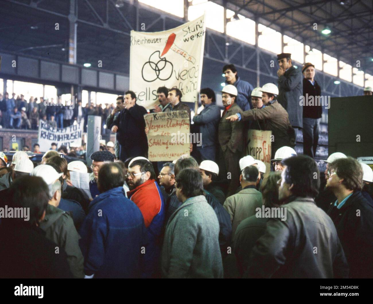 Du-Rheinhausen. Die Stahlarbeiter des Stahlwerks Krupp kämpfen 1987 um ihre Arbeitsplätze und besetzten am 10 die Rheinbrücke (Brücke der Solidarität). 12. Stockfoto