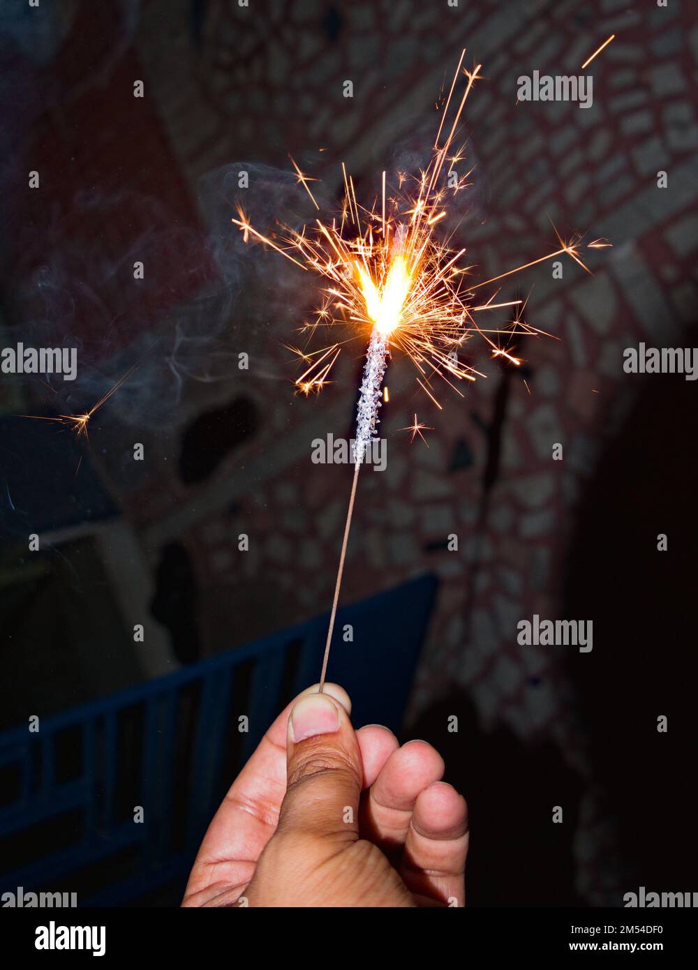 Brennende elektrische Funken für die diwali-Feier in der Nacht in indien. Stockfoto