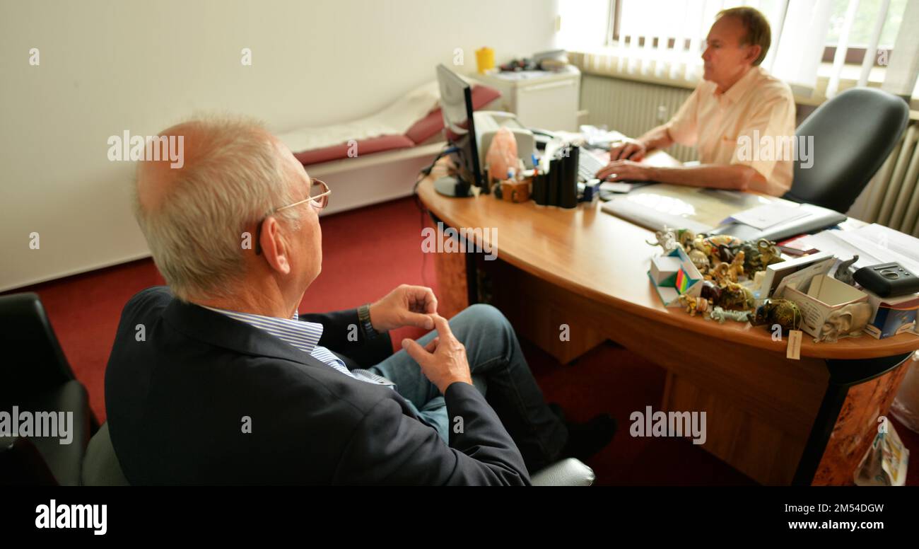 Dieser Internist im Zentrum einer größeren Stadt arbeitet hauptsächlich als Hausarzt. Das Foto zeigt: Patientenkonsultation, Deutschland Stockfoto