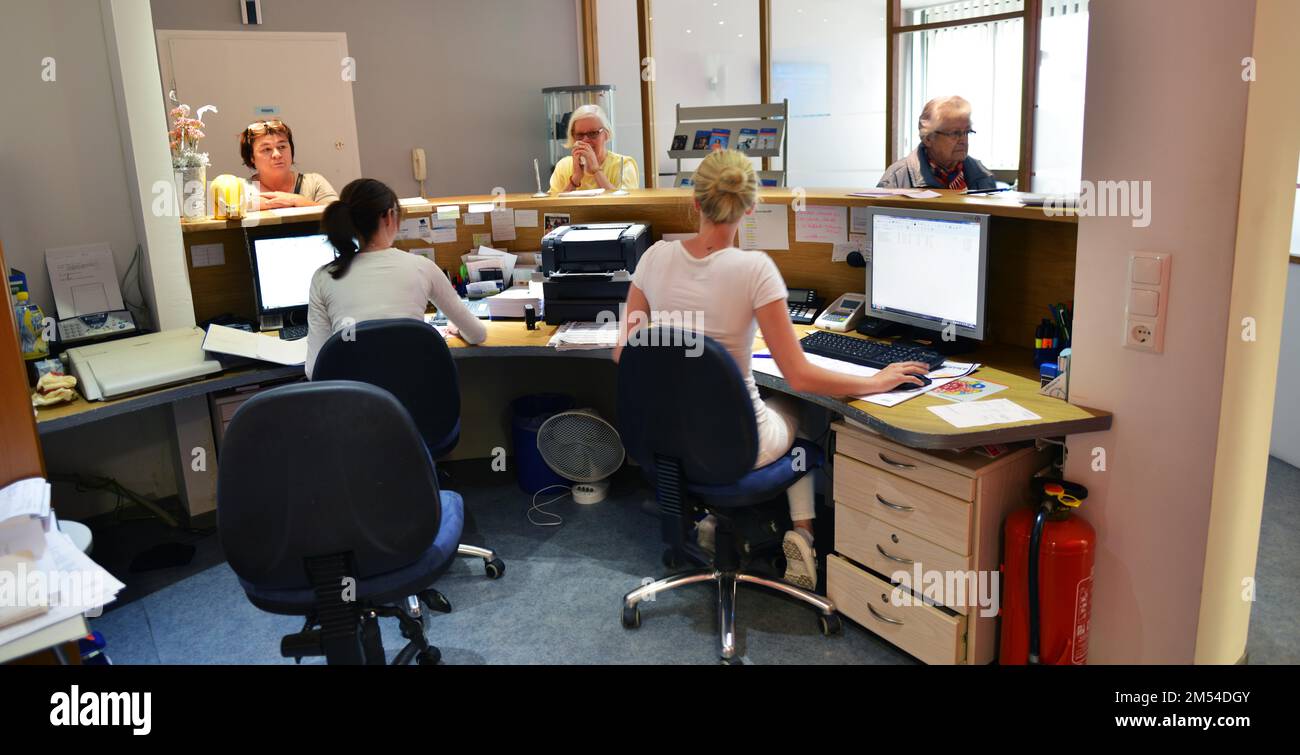 Dieser Internist im Zentrum einer größeren Stadt arbeitet hauptsächlich als Hausarzt. Das Foto zeigt: Die Arbeit des Teams der medizinischen Assistenten in der Stockfoto