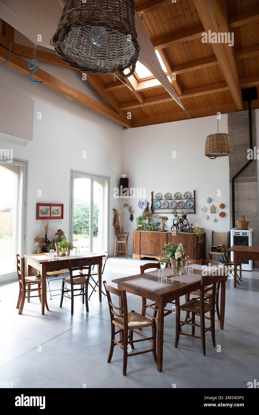 Wohnzimmer eines traditionellen Landhauses, Bologna, Emilia Romagna, Italien Stockfoto