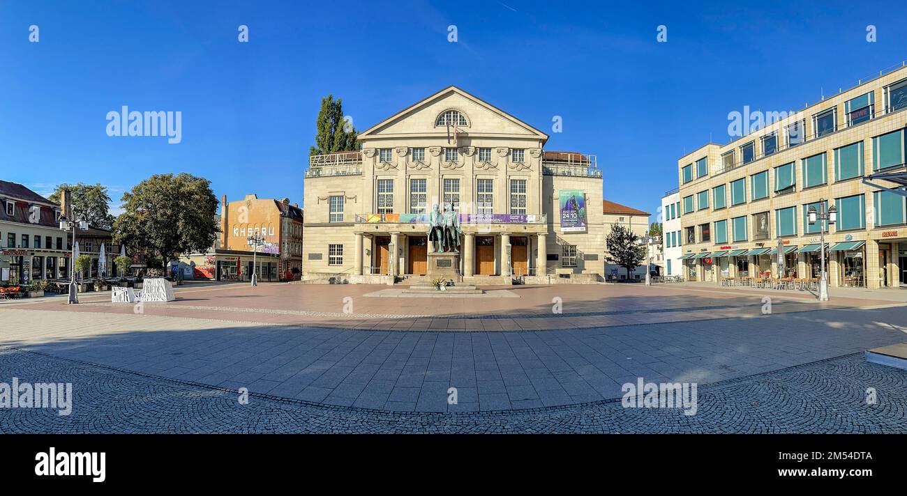 Deutsches Nationaltheater und Staatsorchester, Goethe-Schiller-Denkmal davor, Theaterplatz, Weimar, Deutschland Stockfoto